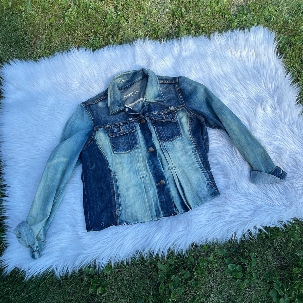 Euc Gap 1969 distressed two toned jean jacket​​​​​​​​​​​​ - Picture 3 of 4
